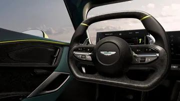 Interior elegante del Aston Martin Valhalla, destaca su volante moderno y acabados premium.