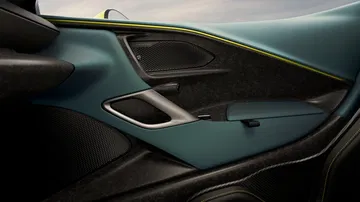 Interior del Aston Martin Valhalla, con acabados premium y diseño ergonómico.