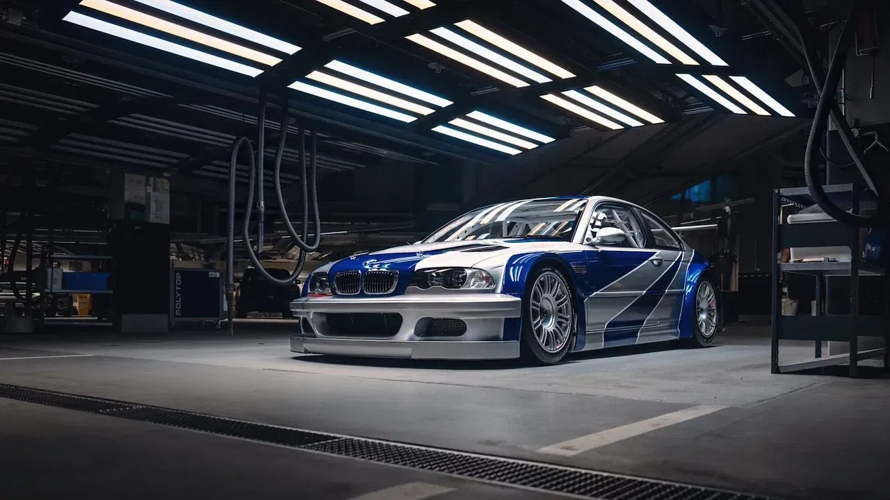 El BMW M3 GTR de NFSMW destaca por su aerodinámica y diseño agresivo. El BMW M3 GTR de NFSMW destaca por su aerodinámica y diseño agresivo.