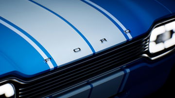 Primer plano del capó del Ford Escort Mk1 RS con detalles clásicos.