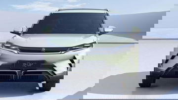 Vista frontal del BYD Atto 2, destacando su diseño moderno y limpio.