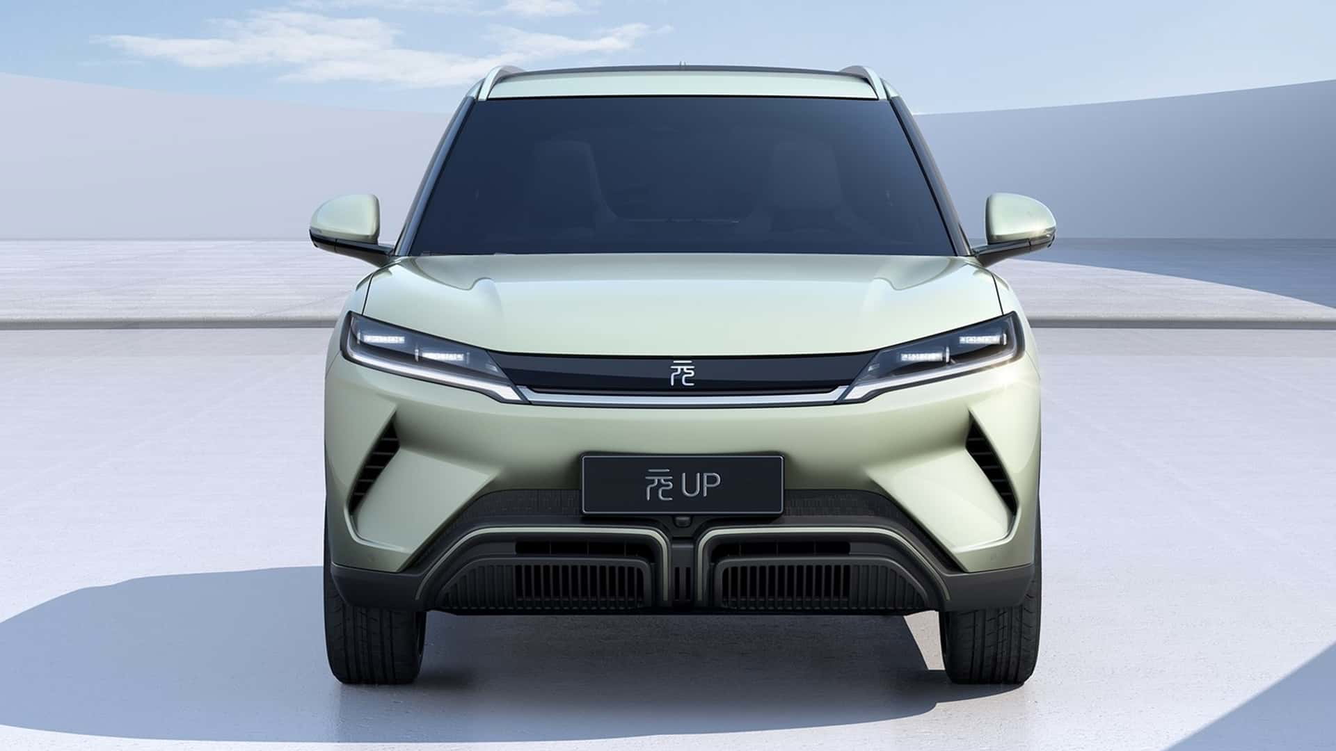 Vista frontal del BYD Atto 2, destacando su diseño moderno y limpio.