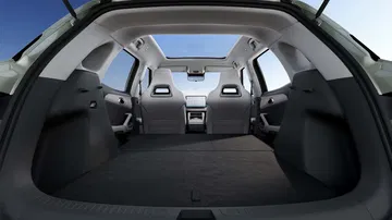 Vista del maletero del BYD Atto 2, con espacio maximizado para carga. 