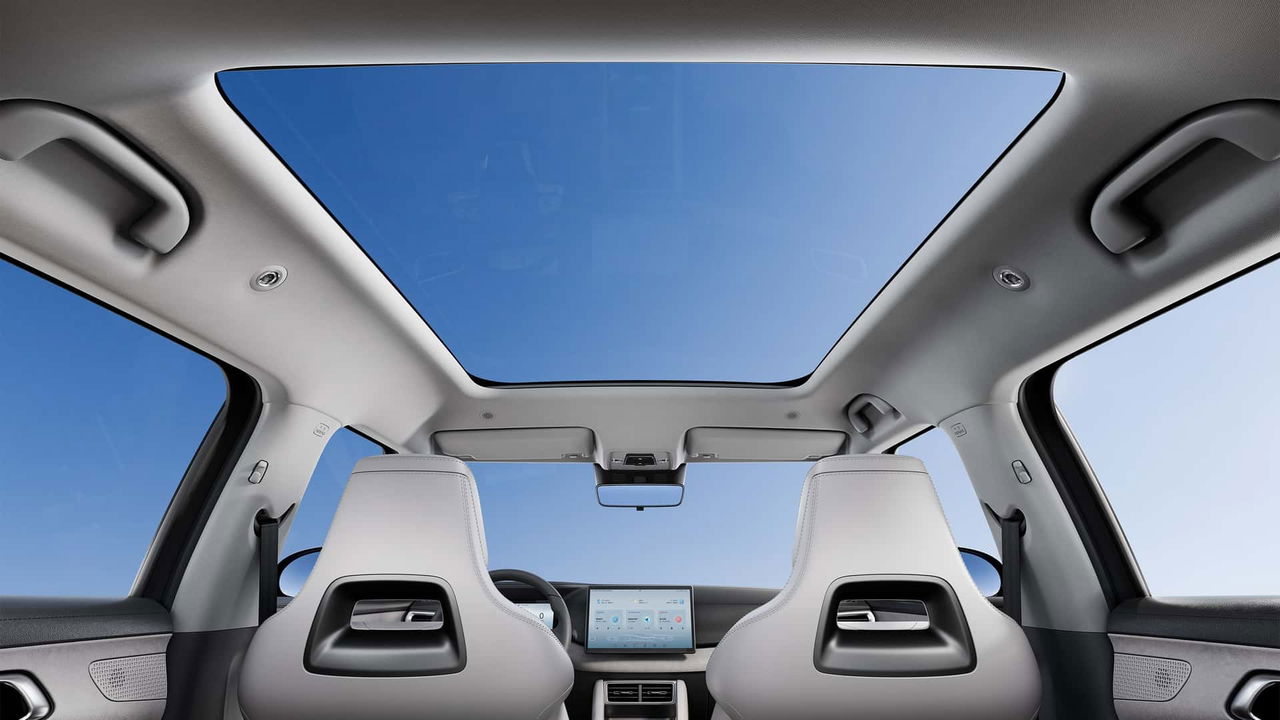 Vista del interior del SUV BYD Atto 2, mostrando su amplio techo panorámico.