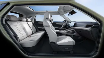 Vista lateral del interior del BYD Atto 2, resaltando su diseño y comodidad.