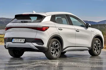 Vista trasera y lateral del BYD Atto 3, resaltando su dise&ntilde;o moderno y aerodin&aacute;mico.