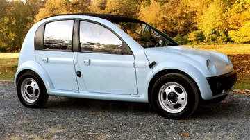 Este Citroën 2CV íntegramente de plástico destaca por su diseño único y su funcionalidad.