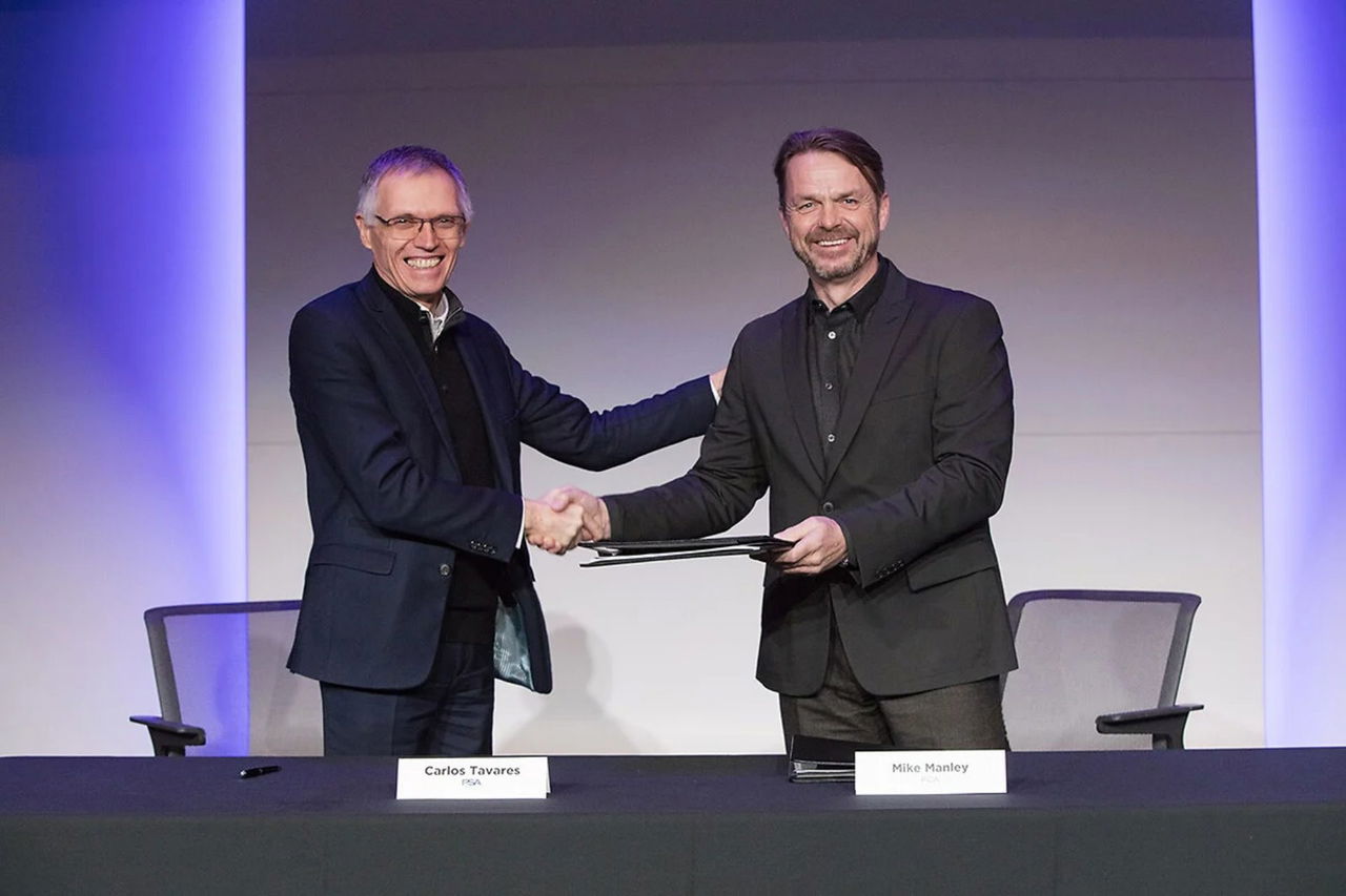 Carlos Tavares y Mike Manley sellan la fusión de PSA y FCA con un apretón de manos.