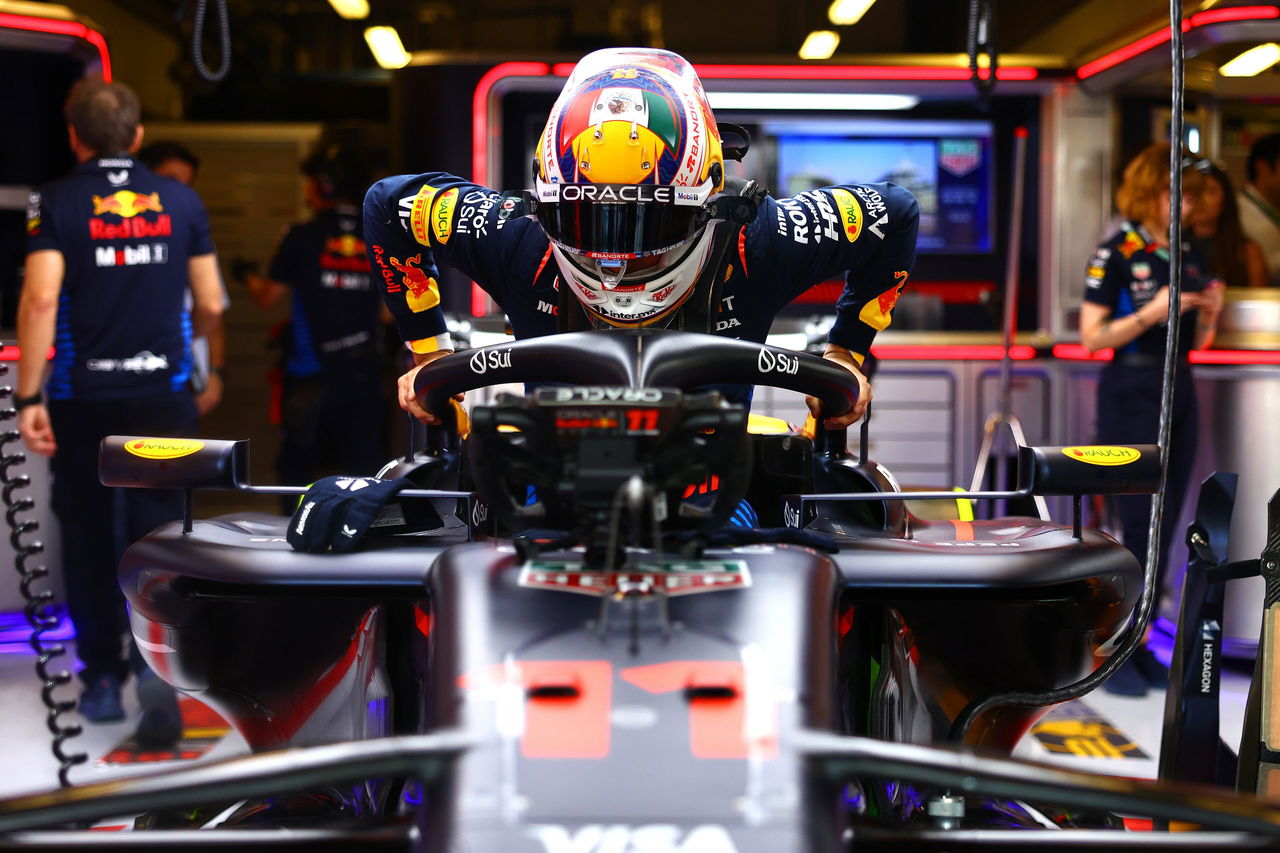 Checo Pérez se prepara para salir a pista con el potente monoplaza de Red Bull.