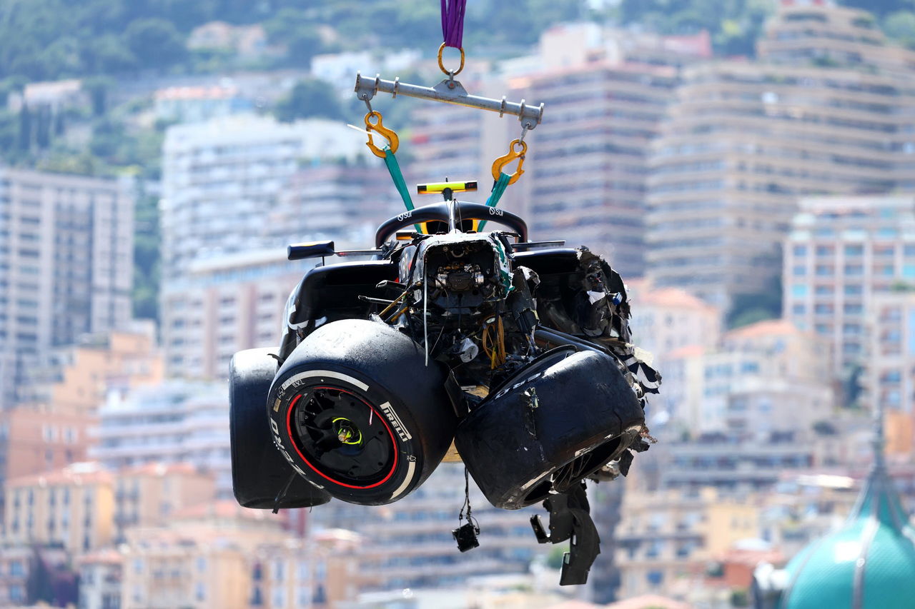 Imagen que muestra un monoplaza de F1 en estado de accidente. Detalles impactantes del daño.