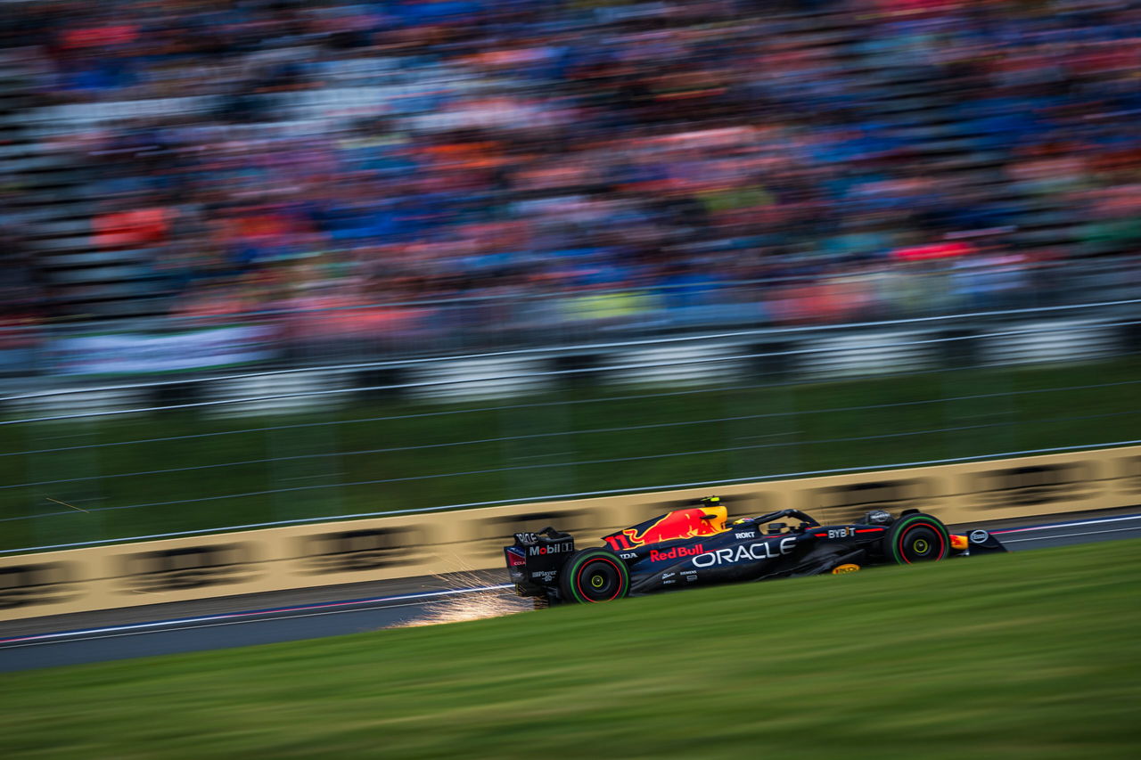 El monoplaza de Red Bull Racing de Checo Pérez en plena carrera, mostrando su dinámica en acción.