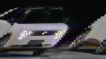 Vista dinámica del nuevo coche eléctrico, con diseño moderno y compacto.