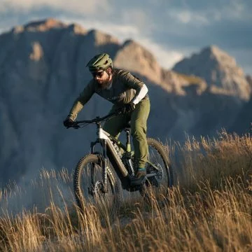 La ebike Cube con doble suspensión y motor Bosch ofrece una experiencia todoterreno excepcional. La ebike Cube con doble suspensión y motor Bosch ofrece una experiencia todoterreno excepcional.