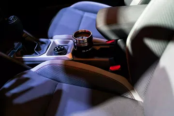 Interior del Dacia Duster, destacando la consola central y asientos cómodos.