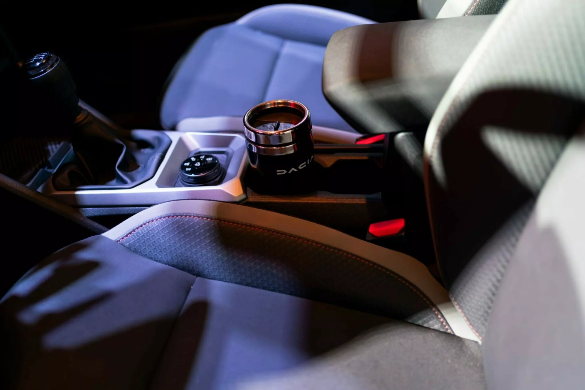 Interior del Dacia Duster, destacando la consola central y asientos cómodos.