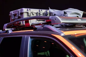 Vista del techo del Dacia Duster, con maletero superior preparado para aventuras.