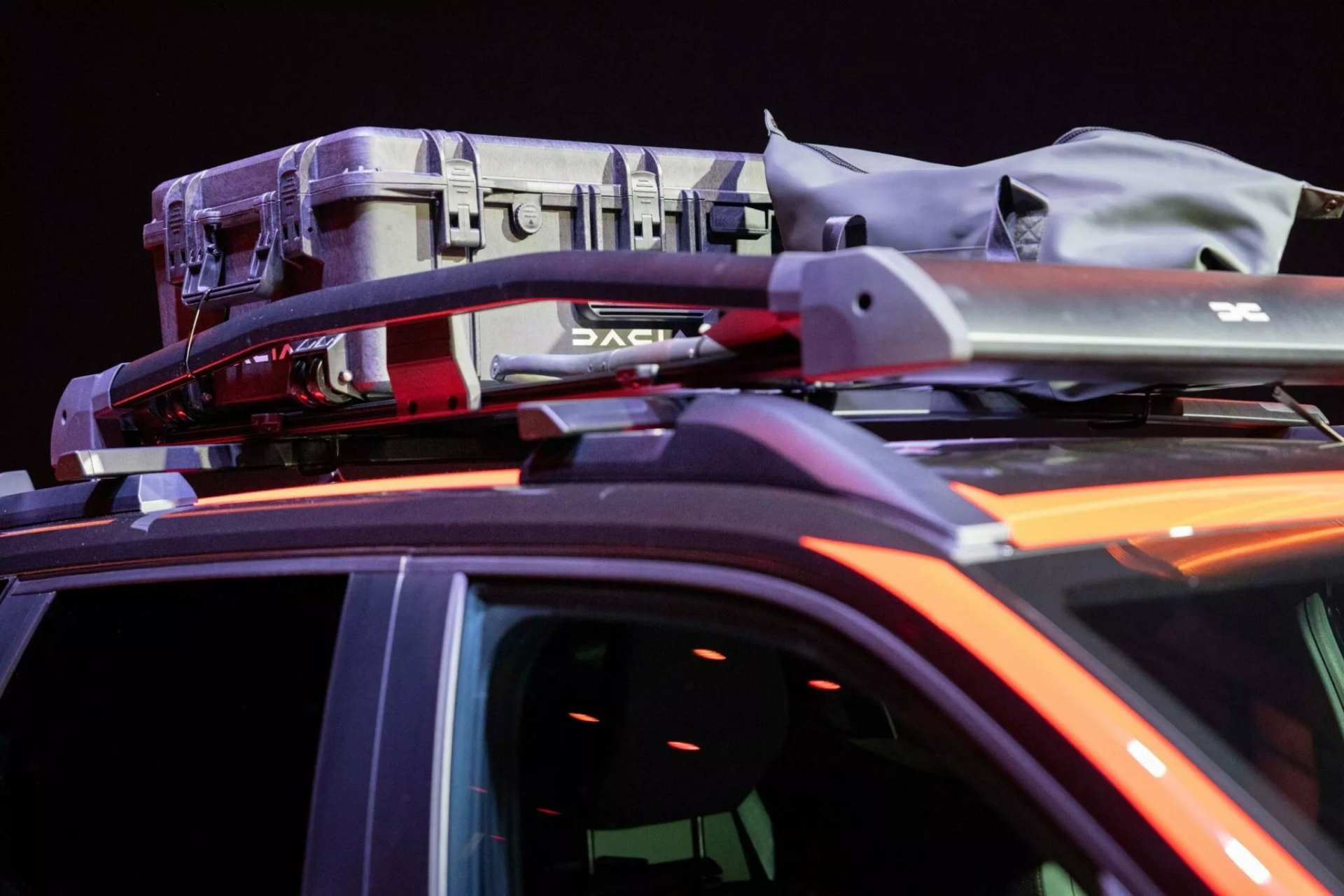 Vista del techo del Dacia Duster, con maletero superior preparado para aventuras.