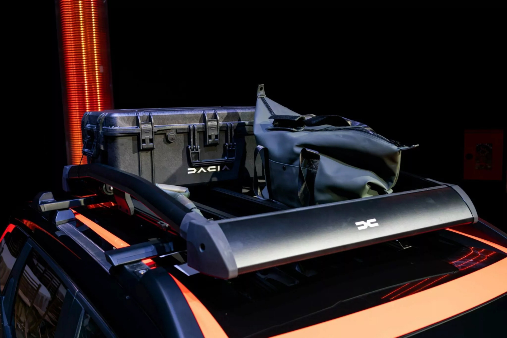 Vista del techo del Dacia Duster con equipamiento, ideal para aventuras.