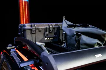 Vista del equipamiento superior en el Dacia Duster, ideal para aventuras off-road.