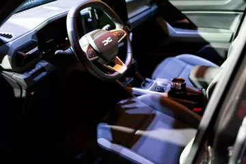 Detalles del interior del Dacia Duster, mostrando su moderno diseño y comodidad.