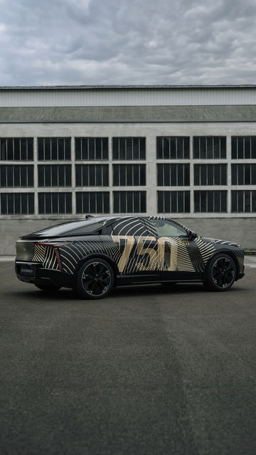 Este eléctrico destaca por su diseño futurista y volante estilo timón, ofreciendo gran autonomía.