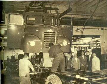 Construcción de un vehículo en plena producción en España, evidenciando su legado histórico.