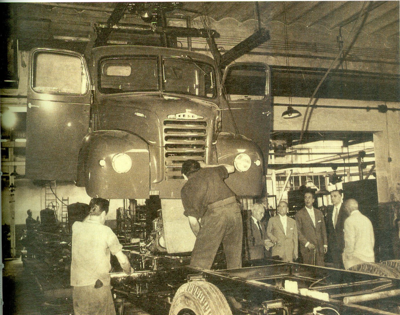 Construcción de un vehículo en plena producción en España, evidenciando su legado histórico.