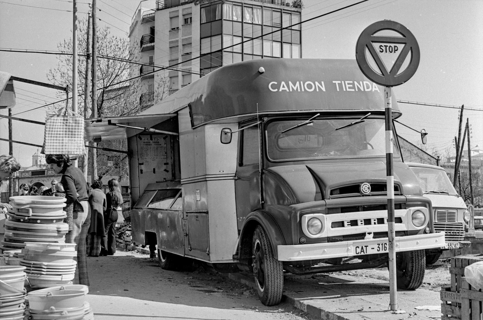 Este camión tienda muestra una estética retro y funcional, ideal para uso comercial.