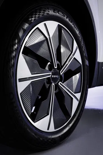 Vista del diseño innovador de la llanta del Ebro S700, un SUV con estilo moderno.