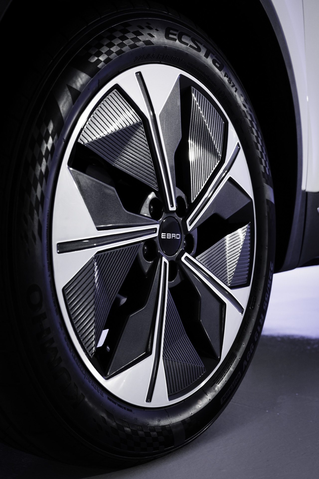 Vista del diseño innovador de la llanta del Ebro S700, un SUV con estilo moderno.
