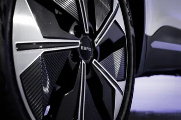 Detalle de la llanta del Ebro S700, un SUV con diseño moderno y tecnología avanzada.