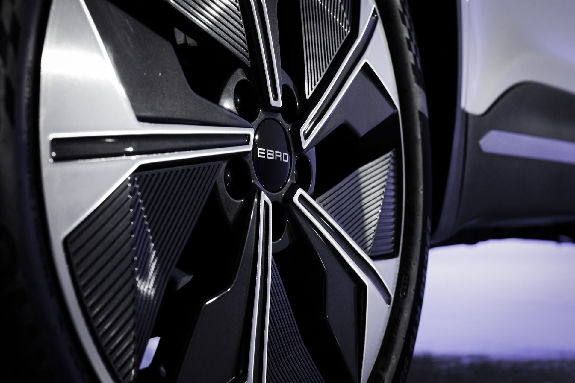 Detalle de la llanta del Ebro S700, un SUV con diseño moderno y tecnología avanzada.