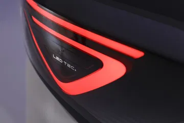 Detalle del diseño trasero del Ebro S700, que destaca por su tecnología LED.