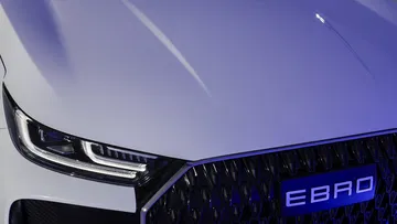 Vista del frontal del SUV Ebro, destacando su moderno diseño y la tecnología de iluminación.