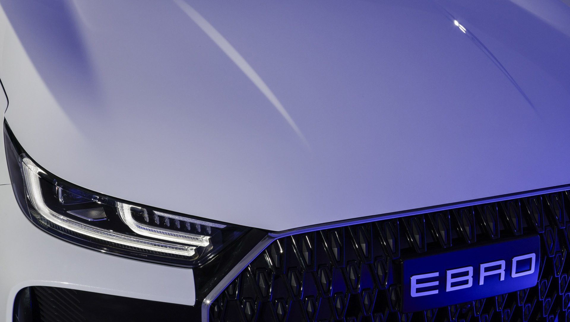 Vista del frontal del SUV Ebro, destacando su moderno diseño y la tecnología de iluminación.