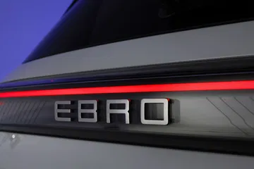 Vista trasera del nuevo Ebro, con diseño moderno y distintivo.