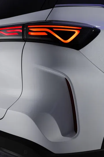 Vista trasera del SUV Ebro S700 2025, destacando su diseño moderno.