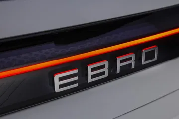 El distintivo del Ebro S700 destaca con un diseño moderno y atractivo.