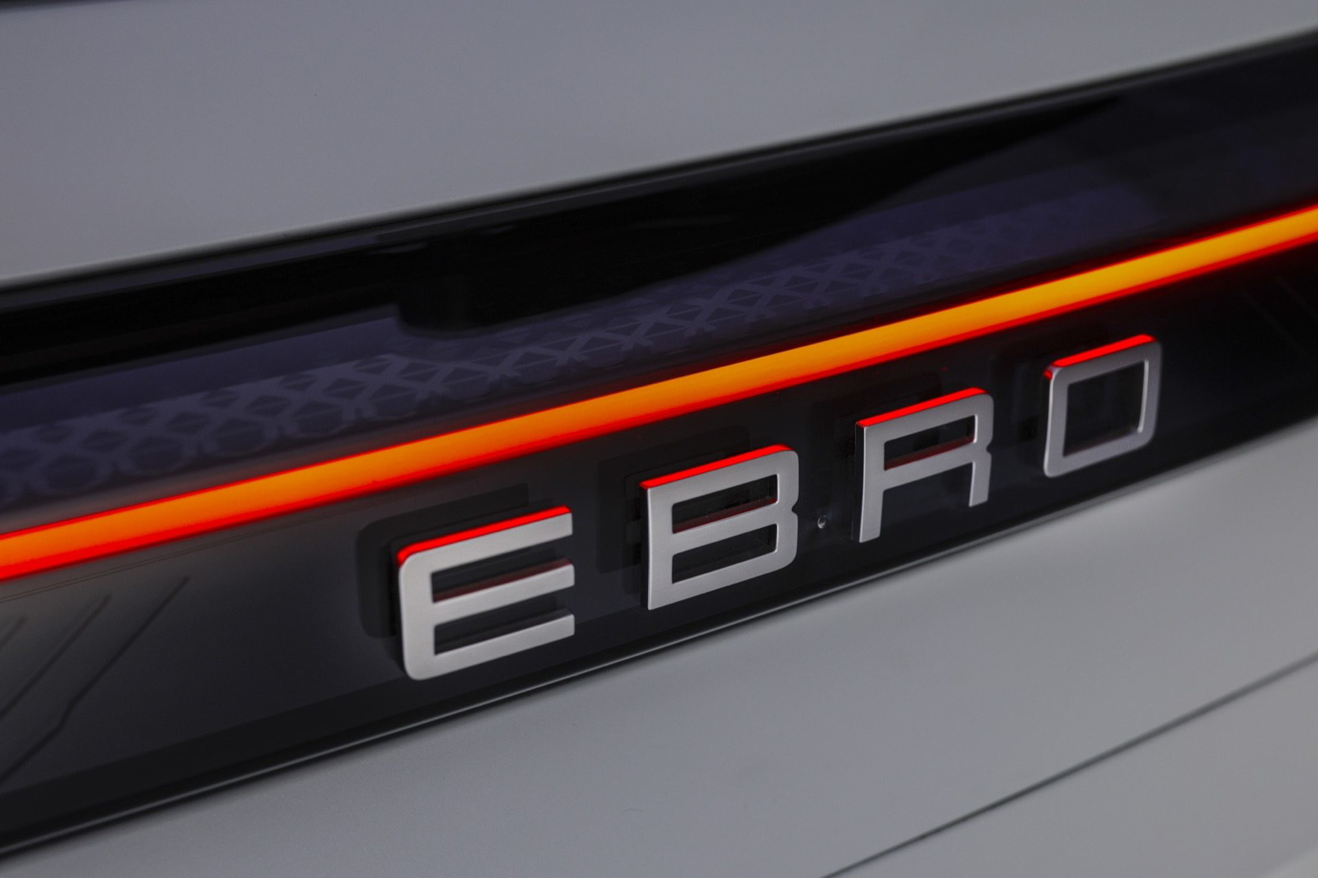 El distintivo del Ebro S700 destaca con un diseño moderno y atractivo.
