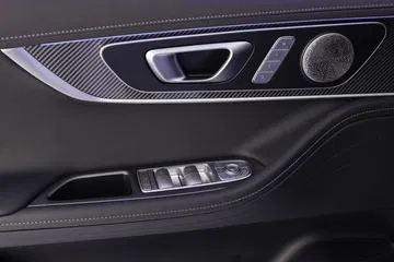 Detalle del panel de la puerta con acabados premium y controles intuitivos.