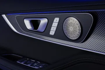 Detalle del sistema de audio de alta calidad, muestra la elegancia y tecnología interior.