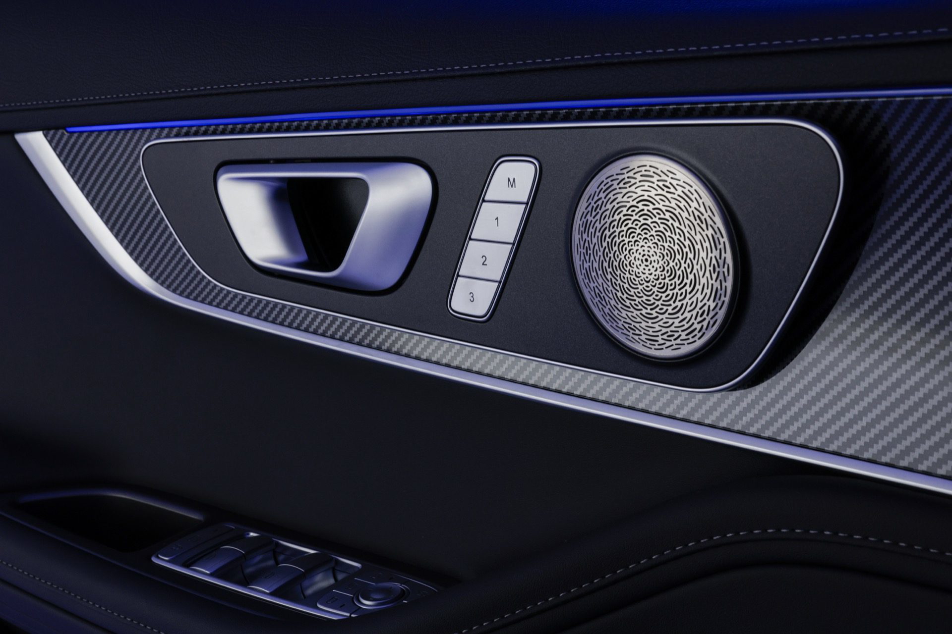 Detalle del sistema de audio de alta calidad, muestra la elegancia y tecnología interior.