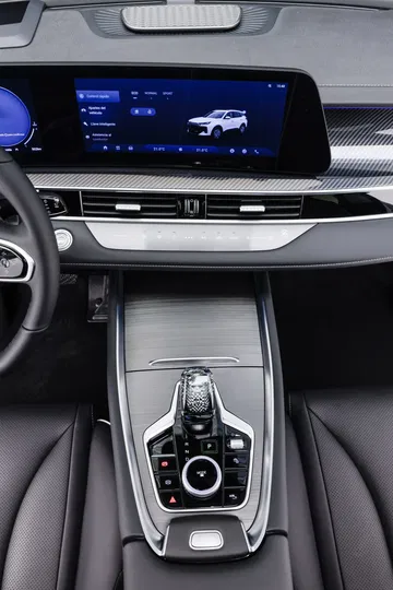 Vista del elegante interior del SUV, destacando su tecnología avanzada y diseño refinado.