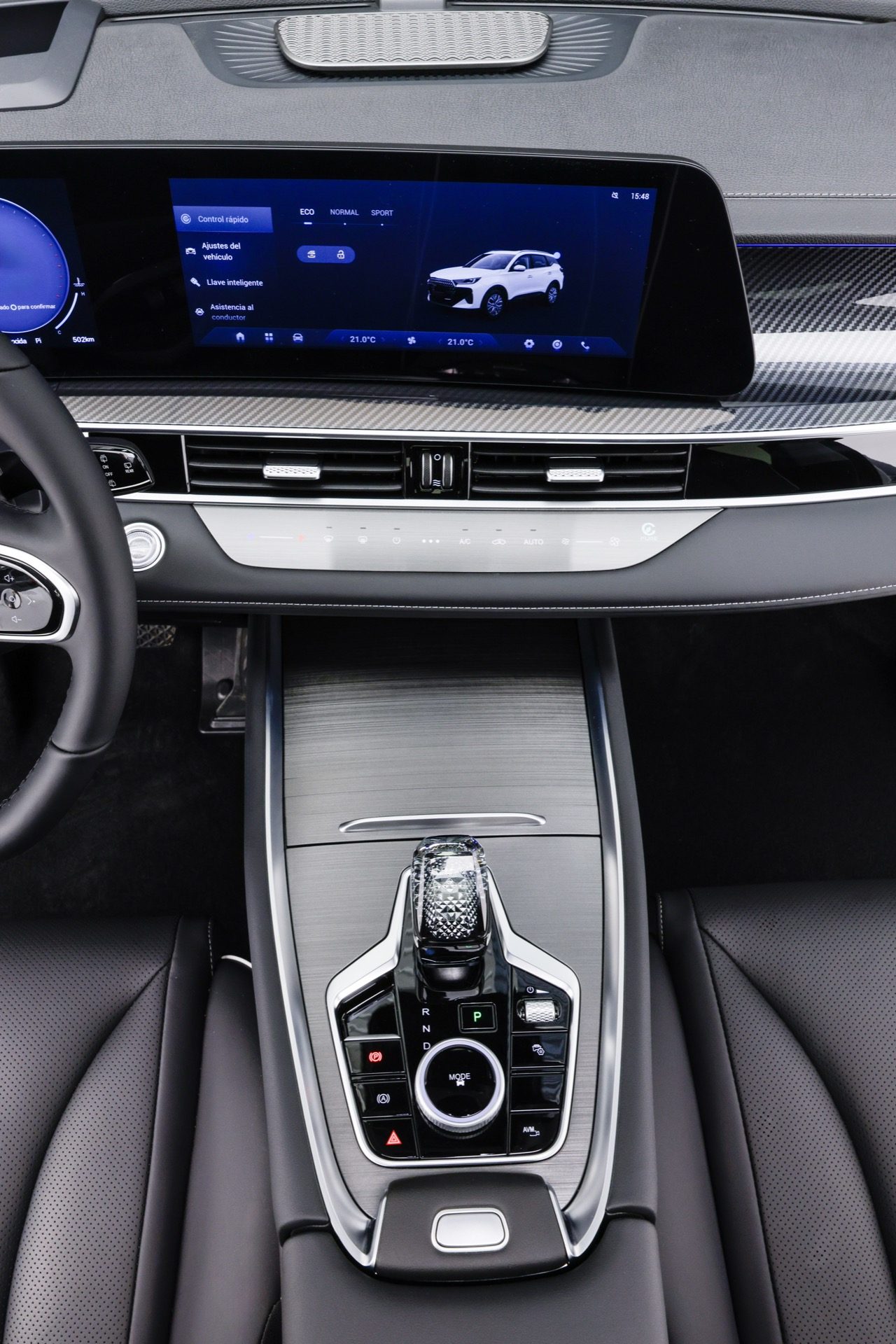Vista del elegante interior del SUV, destacando su tecnología avanzada y diseño refinado.