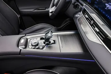 Vista del panel central con elegante diseño y tecnología avanzada