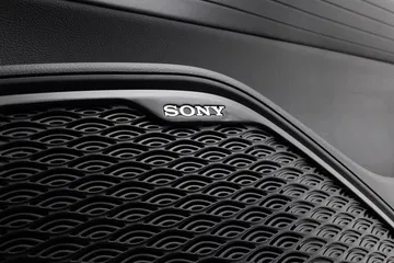 Elementos del sistema de sonido de alta calidad en el interior del SUV.