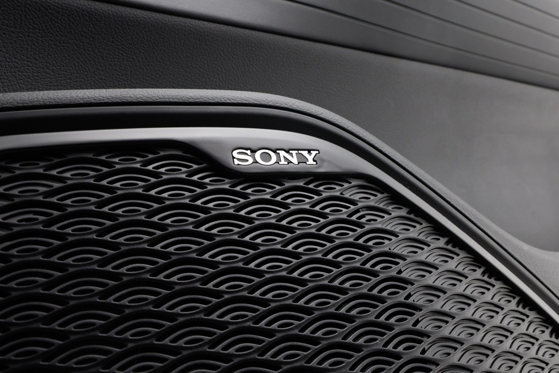 Elementos del sistema de sonido de alta calidad en el interior del SUV.