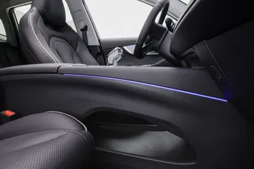 Espacioso y elegante, el interior del Ebro S700 ofrece comodidad y diseño moderno.