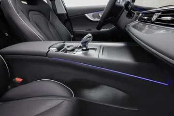 Detalle del interior que resalta los acabados y tecnología moderna.