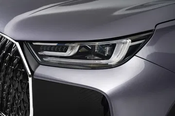 Descripción del sofisticado faro del SUV Ebro S700, que destaca por su diseño moderno y eficiente.